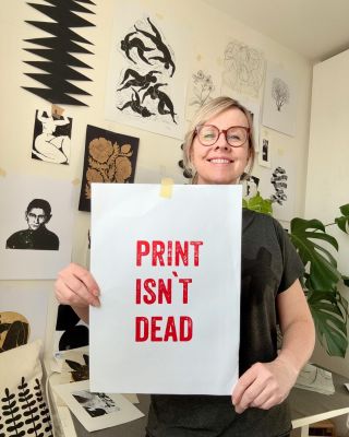 Print isn’t dead🖤❤️ (pamatecni prvni a posledni sitotisk na papir;) Artový topy pooooomalu zase v procesu🖤…tento konkretni...