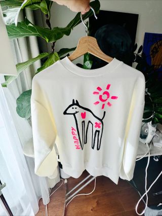 Mikina Sketch 🤍🦄 ….s ručně tvořenou mírně nekonvenční ilustrací na předním díle ale i na rukávu je nyní na eshopu:...