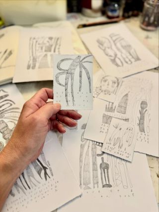 …kreslení je moje terapie🖤 Tvary a takový různosti a písmenka a textury…a malý obyčejný tužky…. A ted si jdu dát i toho...